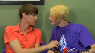 Худые парни насмотревшись гей фильма сладко трахаются вместе