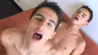 Гей порно онлайн про скачущего на члене парня