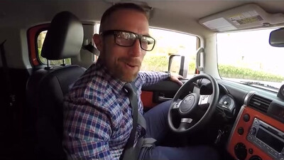 Мужик в очках в гей видео снял на обочине парня с красивой попкой