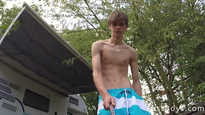 Молодой парень показал член на природе в гей фильме