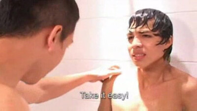 Поцелуи и секс в гей видео под струями душевой воды