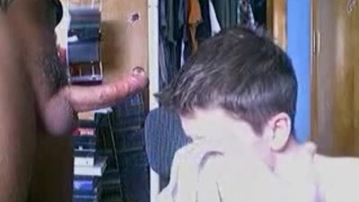 Оральный секс геев с негром и белым парнем.