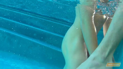 Искупавший в бассейне друзья испробовали секс геев