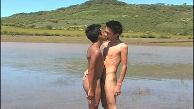 Молодежь устроила секс геев на берегу реки