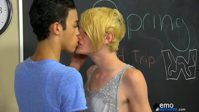 Красавчики студенты снимаются в гей порно в колледже