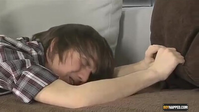 Любовник отшлепал по попке парня в гей порно