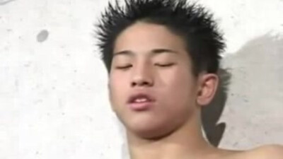 Красавчик азиат ласкает свой член в гей порно онлайн