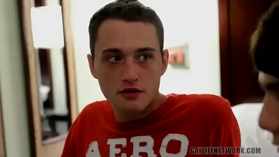 Двое молодых красавчиков снялись в гей видео