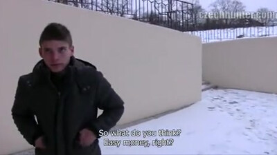 Молодой парень согласился за деньги попробовать гей секс