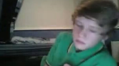 Молоденький студент дрочит член в гей порно чате