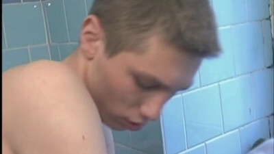 Секс молодых геев в туалете колледжа