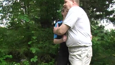 Толстый гей с молодым парнем снимаются в порно на природе