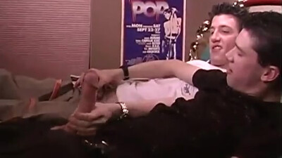 Парень в гей видео сосет сразу два члена