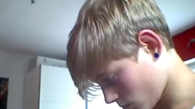 Молоденький парень смотрит гей порно и дрочит член