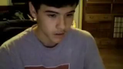 Парни общаясь в гей порно чате дрочат сами себе