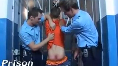 Заключенный принял в дырку два члена от охранников тюрьмы