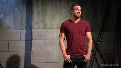 Бородатый мужик связывает друга доставляя ему удовольствие минетом и пальцем