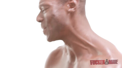 Молодой массажист потрахался с чернокожим клиентом на массаже