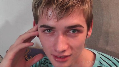 Красавчик гей кайфует дроча член