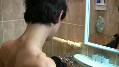 Мужик помыв брюнета гея ласкает ему член