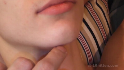 Приняв ванную красавчику гею дрочит член мужик с камерой