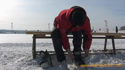 Красавчик гей спортсмен ласкает член на обеденном столе