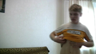 Мужик гладит попку и дрочит член молодому гею