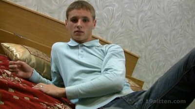 Молодому гею дрочит член мужик