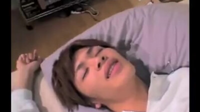 Оператор снимая гей порно дрочит азиату маленький член