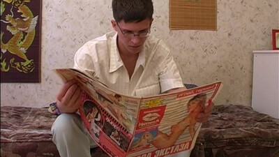 Русский парень гей насмотревшись порно дрочит член