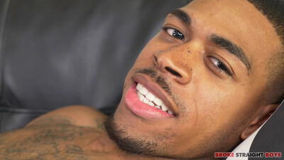 Татуированный негр дрочит свой член на диване