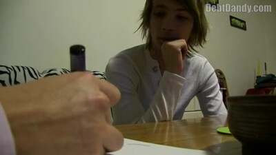 Худой студент в частном гей видео сосет за деньги