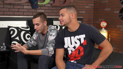 Межрассовый секс двух геев на кровате