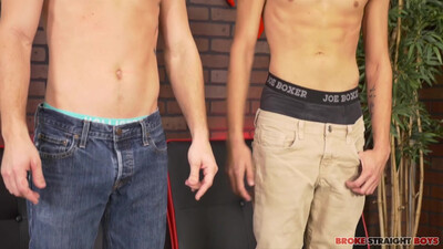 Два гея трахают друг друга на кожаном диване