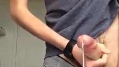 Молодой красавчик дрочит член снимая гей фильм