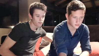 Общаясь в гей порно онлайн чате парни сосут член