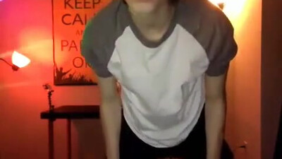 Парень в гей порно чате станцевал стриптиз и подрочил свой член