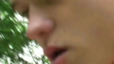 Голубой пацан ебется с лучшим другом на природе в позе раком