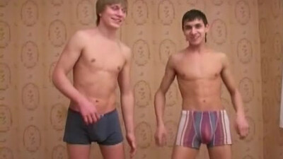 Влюбленные ребята занимаются оральным сексом на квартире