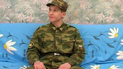 Худенький солдат кончает от минета в исполнении гея на кастинге