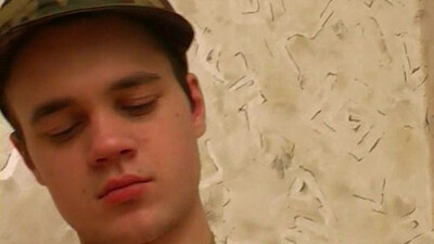 Старшина в позе раком ебет русского солдата в тугое очко