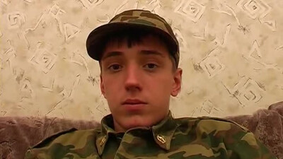 Молодой солдат наяривает упругий член на кастинге и кончает