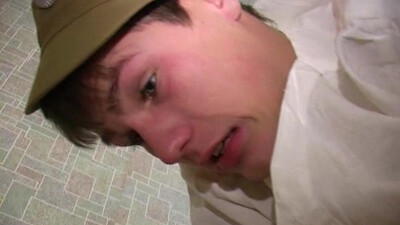 Лейтенант жестко отшлепал молодого солдата за плохое поведение