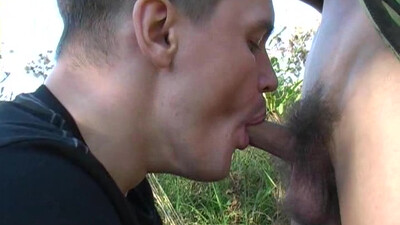 Тощий солдат ебет молодого гея в тугую попку на природе