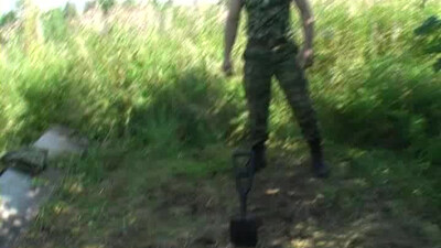 Подкачанный солдат на втором году службы часто дрочит елдак