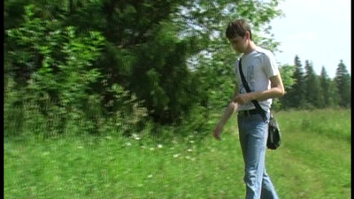 Худощавый голубок отсосал двум армейским дружкам большие члены