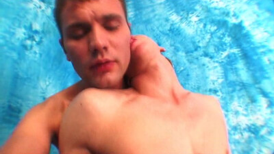 Красивый парень ебет любимого в тугое очко членом в презике