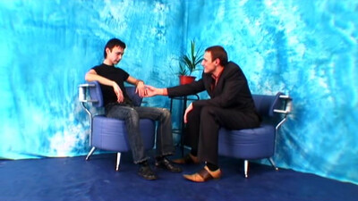 Страстный минет от обнаженного гея перед анальным сексом