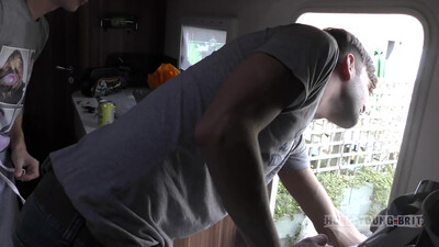 Развратные геи сосут члены и трахаются в задницу в огромном фургоне