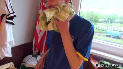 Нежный парень уединился в спальне чтобы дрочить вставший пенис